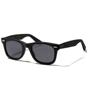 Gafas de sol Ocean Walker Matte Black Smoke, montura negra mate y lentes smoke de estilo casual.