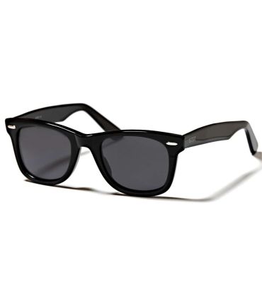 Gafas de sol Ocean Walker Shiny Black Smoke, montura negro brillo y lentes smoke de estilo casual.