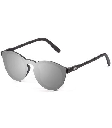 Gafas de sol Ocean Milan Matte Black Smoke, montura negro mate y lentes planas plateadas de espejo.