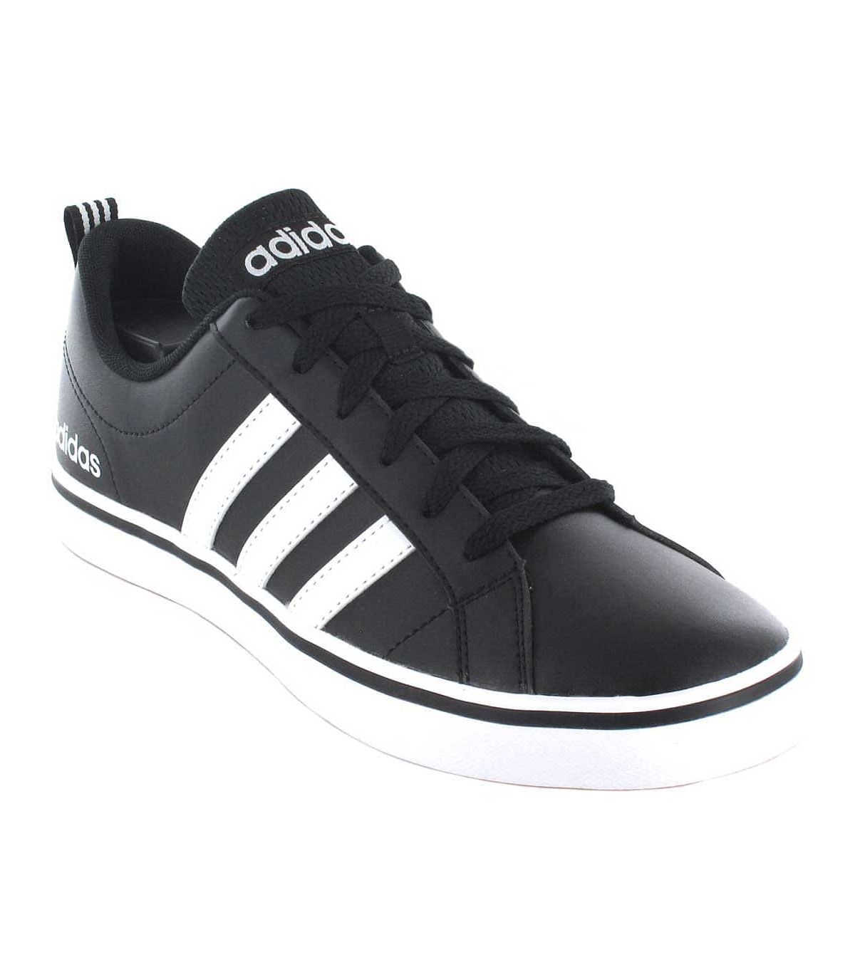 Zapatilla Adidas Vs Pace Negro de piel sintética con tres bandas laterales y diseño minimalista.