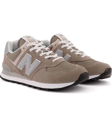 Zapatillas lifestyle New Balance ML574EVG en color gris, diseño icónico y versátil para uso diario.