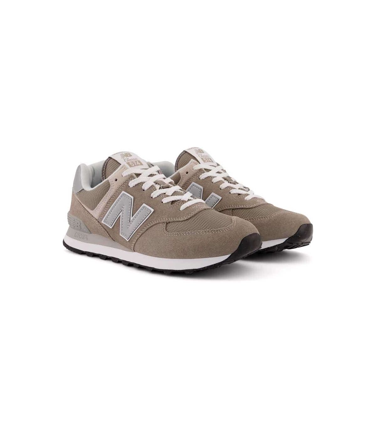 Zapatillas lifestyle New Balance ML574EVG en color gris, diseño icónico y versátil para uso diario.