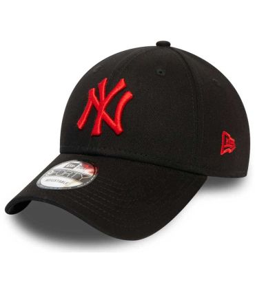 Gorra New Era 9FORTY roja New York Yankees con logo bordado blanco y visera curva ajustable.