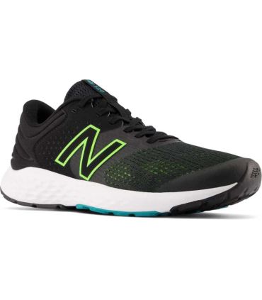 Zapatillas New Balance 520v7 color negro con entresuela acolchada y talón moldeado para mayor confort y soporte.