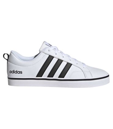 Zapatilla Adidas Vs Pace Blanco de piel sintética con tres bandas laterales y diseño clásico minimalista.