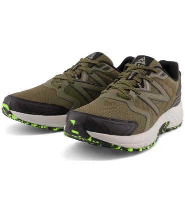 Zapatillas New Balance 410v7 verde para trail y montaña, calzado cómodo de silueta sobria para uso diario.