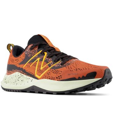 Zapatillas New Balance DynaSoft Nitrel v5 Cayenne para trail running y aventuras al aire libre con suela de tracción.