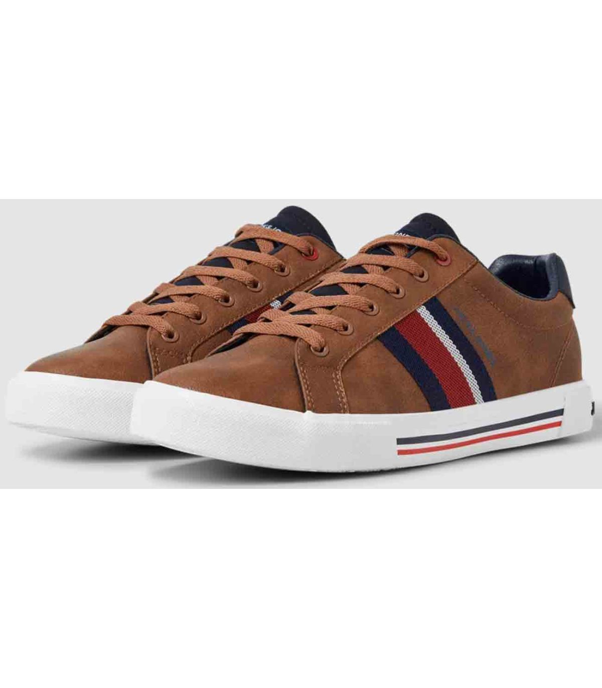 Zapatillas Jack & Jones JFWGORGON Pu Ln de diseño moderno y casual, ideales para combinar con cualquier prenda.
