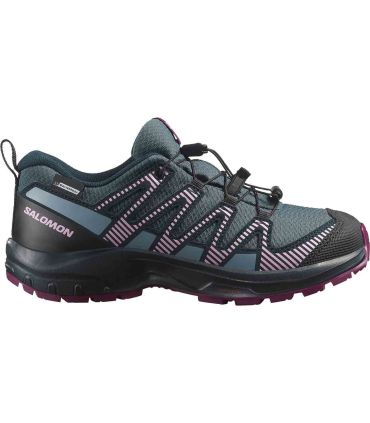 Zapatilla Salomon Xa Pro V8 Waterproof Neptune juvenil para trail running e impermeable en color azul neptuno.