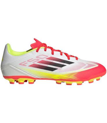 Bota de fútbol Adidas F50 League para césped artificial 2G/3G con empeine Fiberskin ligero y suela de tracción.