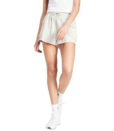 Pantalones cortos Adidas beige de mujer en tejido French Terry con logo pequeño, cintura elástica y bolsillos.