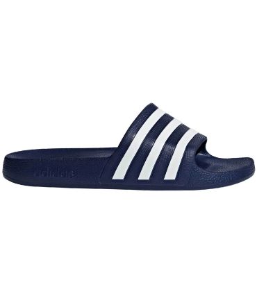 Chancla Adidas Adilette Aqua azul para ducha y piscina con tres bandas icónicas y plantilla Cloudfoam suave.