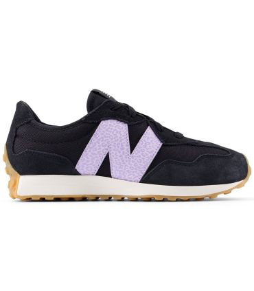 Zapatillas New Balance GS327WG blancas de estilo retro con silueta de cuña, logo N grande y suela de tacos de trail.
