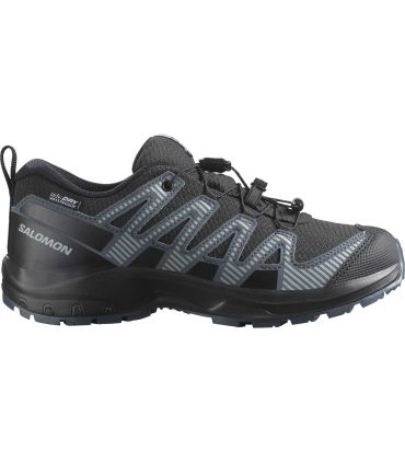 Zapatilla Salomon Xa Pro V8 Waterproof Black para niños, calzado de trekking impermeable con suela Contagrip.