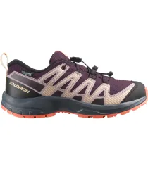 Salomon Xa Pro V8 Waterproof Plum Kitten: zapatilla de montaña infantil impermeable con suela Contagrip y Quicklace.
