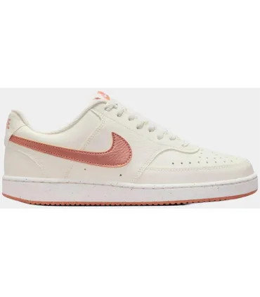 Nike Court Vision Low Next Nature beige para mujer, zapatillas de perfil bajo con diseño retro y materiales reciclados.