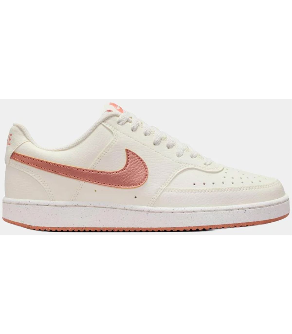 Nike Court Vision Low Next Nature beige para mujer, zapatillas de perfil bajo con diseño retro y materiales reciclados.