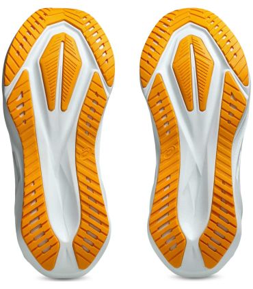 Asics Novablast 4 | Propulsión de balancín y efecto trampolín