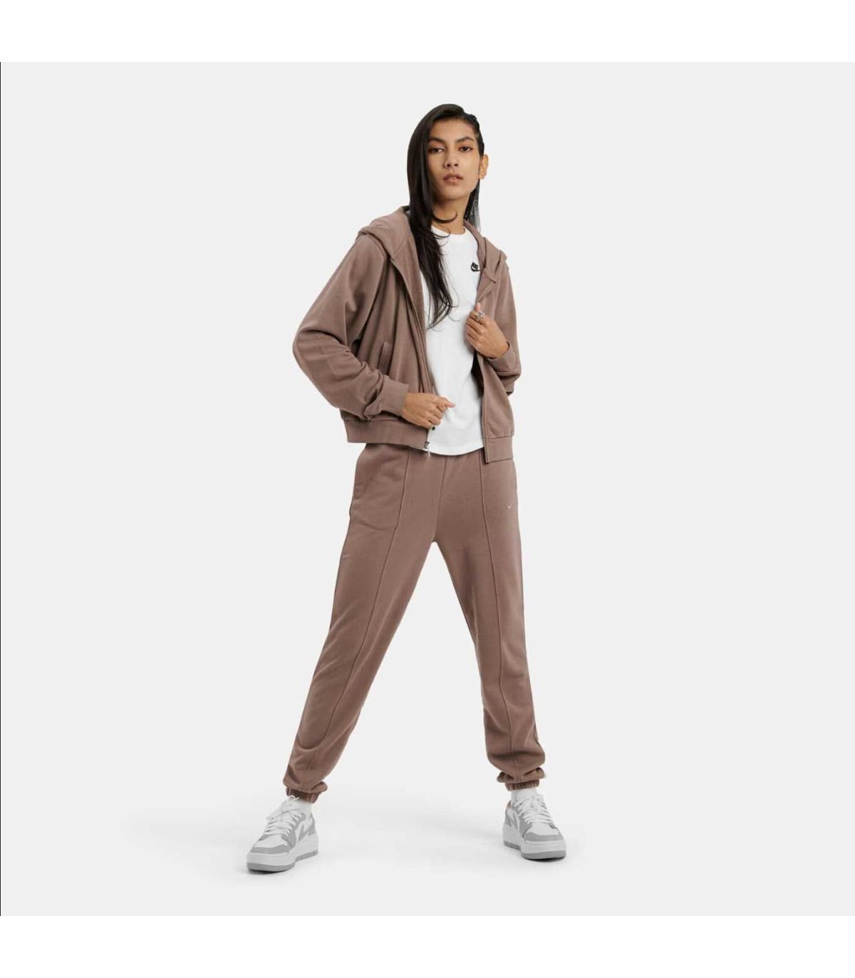 Nike Camiseta Sportswear Club Essentials Blanco Mujer | Swoosh