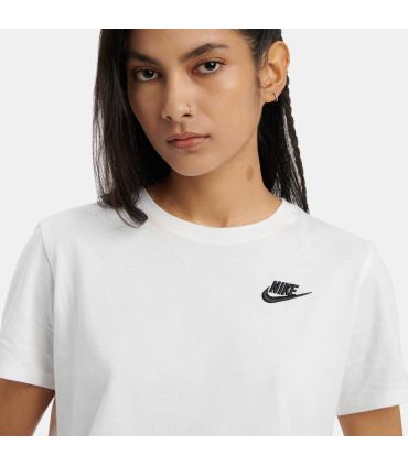 Nike Camiseta Sportswear Club Essentials Blanco Mujer | Swoosh