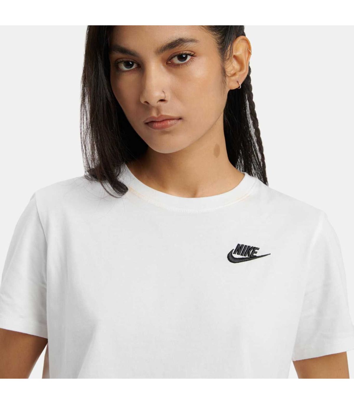 Nike Camiseta Sportswear Club Essentials Blanco Mujer | Swoosh