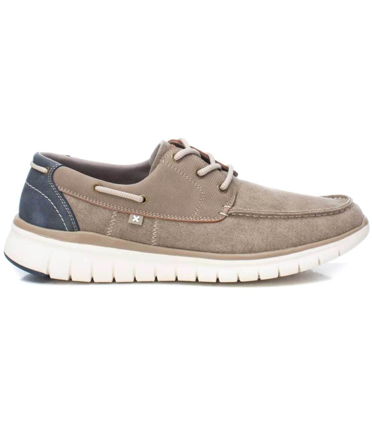 Zapato casual XTI 14231003 color beis para hombre, diseño ergonómico y versátil para uso diario.