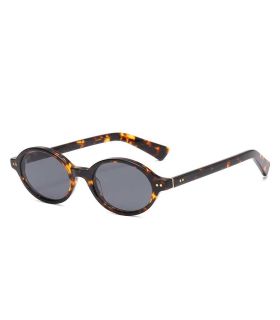 Gafas de sol polarizadas Ocean Espiguette con montura marrón y lentes grises.