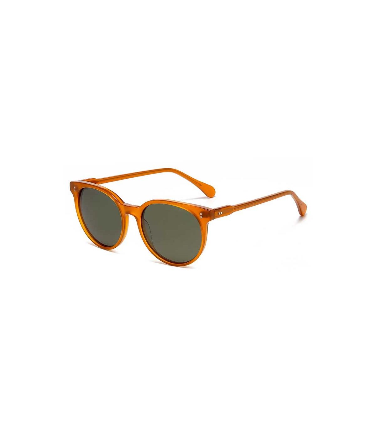 Gafas de sol polarizadas Ocean Classic 3 con montura transparente color miel y lentes verdes.