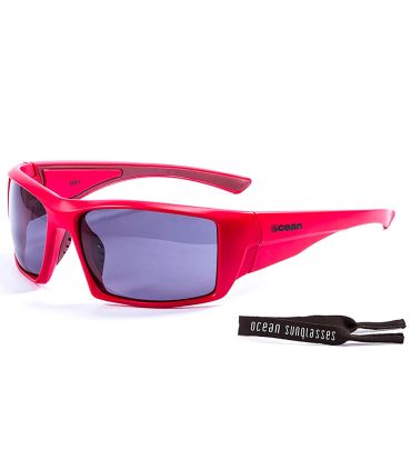 Gafas de sol deportivas Ocean Aruba con montura rojo mate y lentes polarizadas smoke.