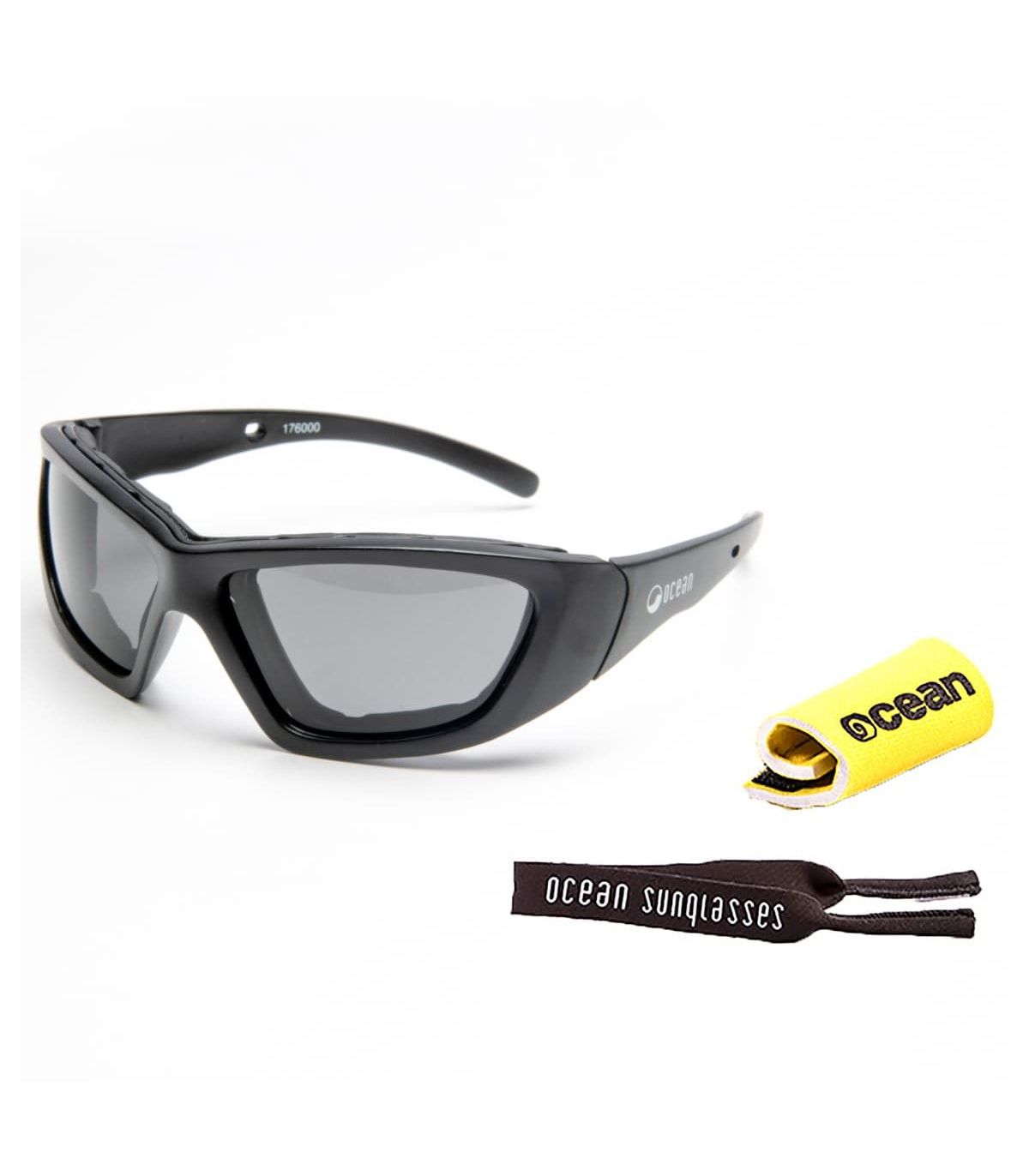 Gafas de sol deportivas polarizadas Ocean Biarritz Kids negro mate y lentes humo para niños.