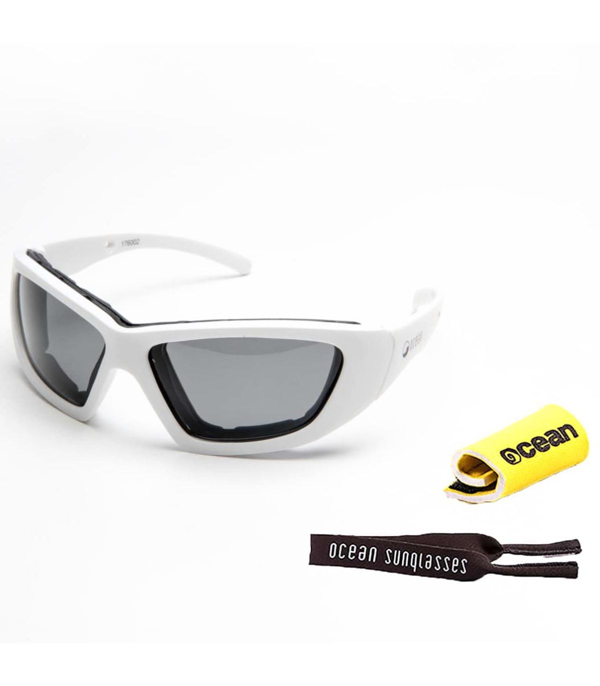 Gafas de sol polarizadas infantiles Ocean Biarritz Kids con montura blanca y lentes ahumadas para deporte.