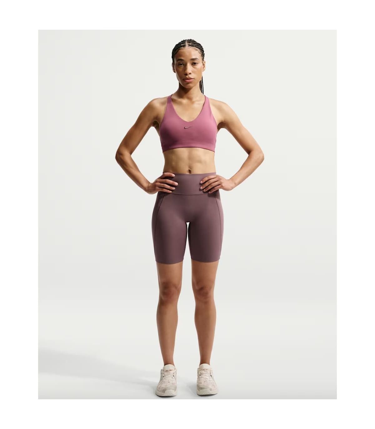 Sujetador deportivo Nike Universa rosa de alta sujeción y tejido transpirable para entrenamiento.