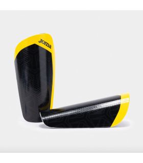 Espinilleras de fútbol Joma Spider en color negro con diseño anatómico y protección de impactos