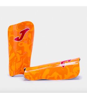 Espinilleras de fútbol Joma Spartan color naranja con diseño ergonómico y ligero